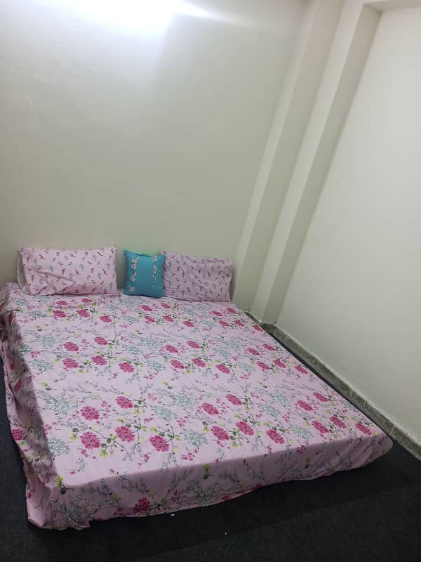 Furnish room available in G10/2 pha for ladies near noa Acdmy 1