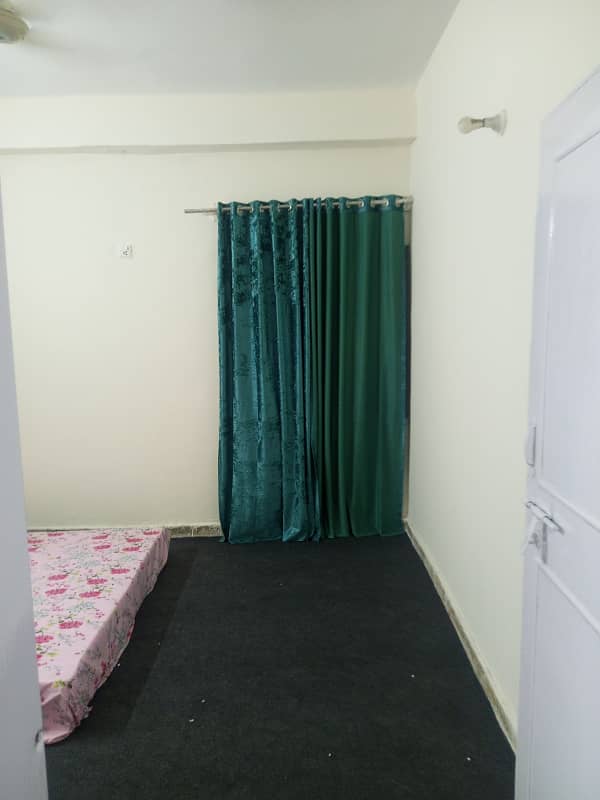 Furnish room available in G10/2 pha for ladies near noa Acdmy 2