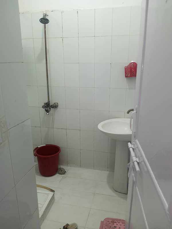 Furnish room available in G10/2 pha for ladies near noa Acdmy 5