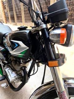 Honda 125 2023 model condition 9/10 number lga ha location sheikhupura