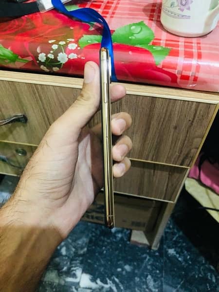 iPhone XSMax Gold 256GB Dual PTA With Box 4