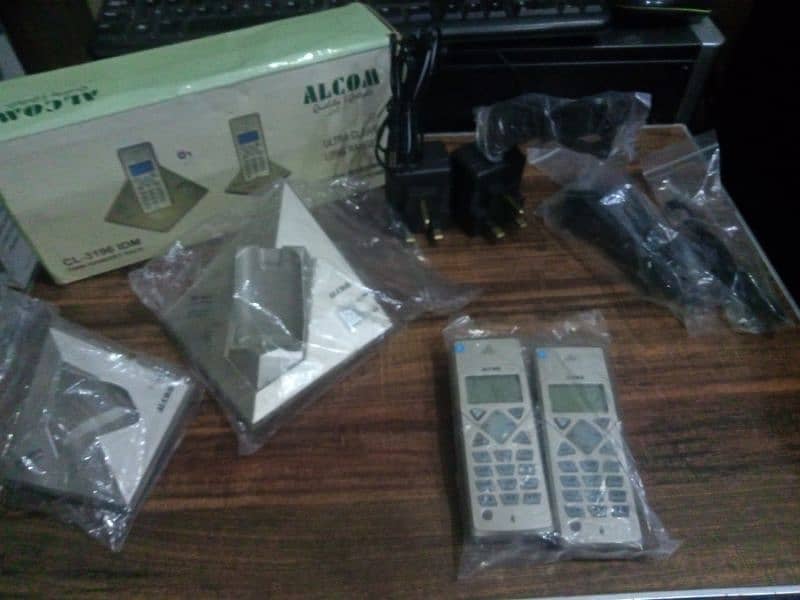 alcom cordless phone with box and accessories 6