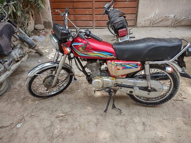 Honda 125 Red Colour 4