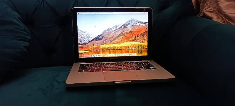 macbook pro 2011 13.3 display in good condition 8gb 500gb 1