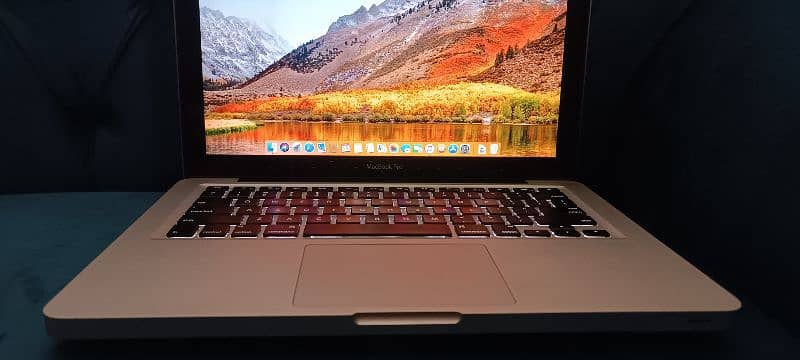 macbook pro 2011 13.3 display in good condition 8gb 500gb 3