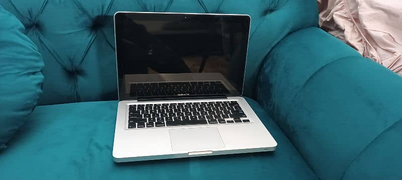 macbook pro 2011 13.3 display in good condition 8gb 500gb 4