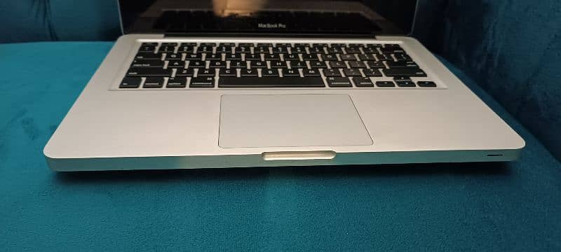 macbook pro 2011 13.3 display in good condition 8gb 500gb 5