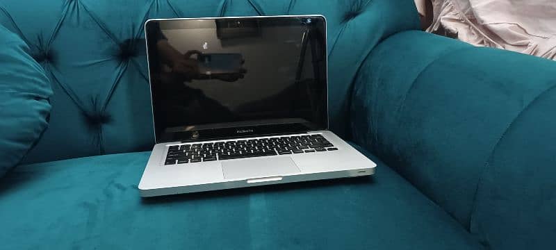 macbook pro 2011 13.3 display in good condition 8gb 500gb 6