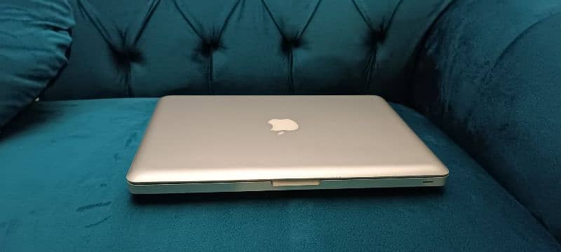 macbook pro 2011 13.3 display in good condition 8gb 500gb 7