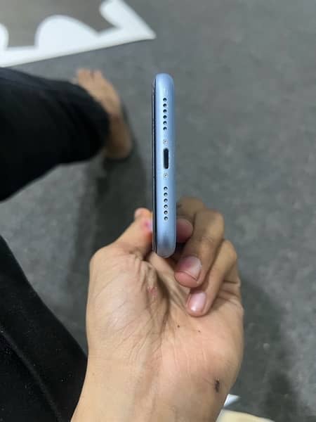 iphone xr 128 gb factory unlock 10/10 6