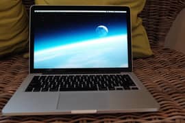 Mac Book pro 2015 retina 4k display 13.7 mid screen read dis. . careful