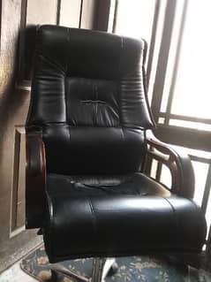 FULL SIZE OFFICE EXECUTIVE CHAIR IN LEATHER METERIAL FOR SALE IN 10/10