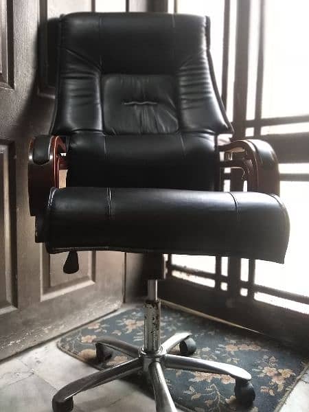 FULL SIZE OFFICE EXECUTIVE CHAIR IN LEATHER METERIAL FOR SALE IN 10/10 1