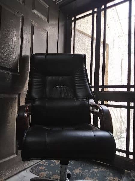 FULL SIZE OFFICE EXECUTIVE CHAIR IN LEATHER METERIAL FOR SALE IN 10/10 5