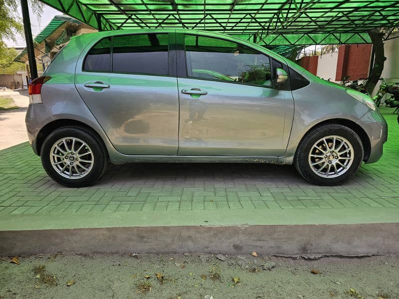 Toyota vitz  2008 9