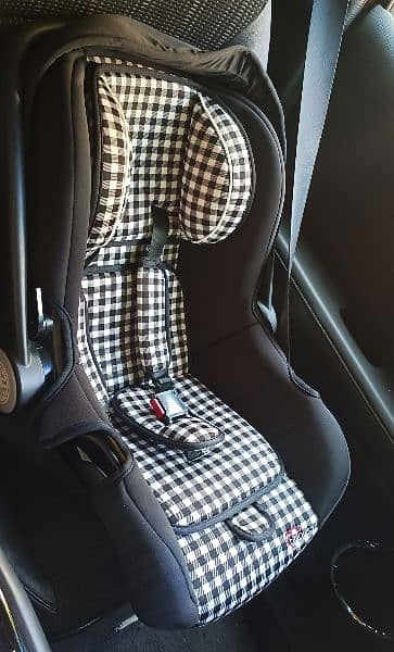 Tinnies car seat/carry cot 2