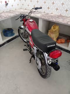 Honda 125 bike model 16 Red color