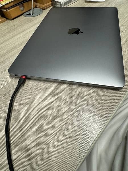 Apple MacBook Air, M1, in mint condition, personally used single hande 4