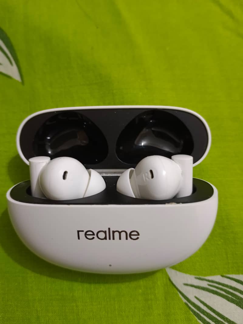 Realme buds air 5, global, 2 weeks used, almost brand new 1