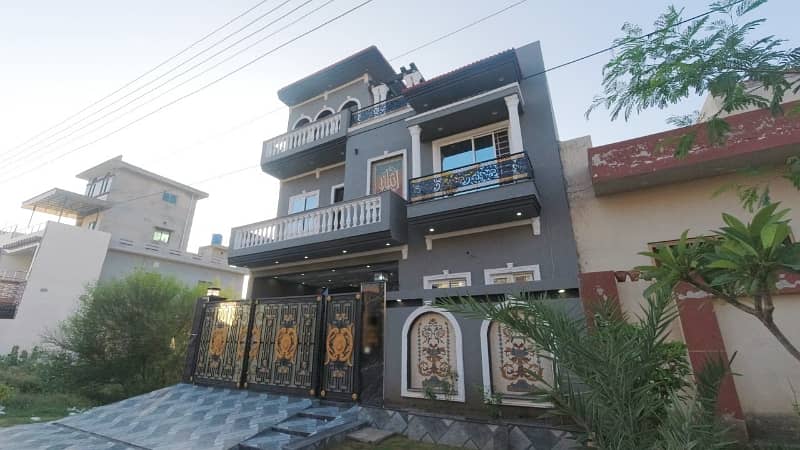 Prime Location LDA Avenue - Block J 10 Marla House Up For Sale 2