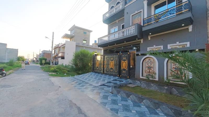 Prime Location LDA Avenue - Block J 10 Marla House Up For Sale 3