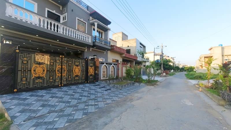 Prime Location LDA Avenue - Block J 10 Marla House Up For Sale 4