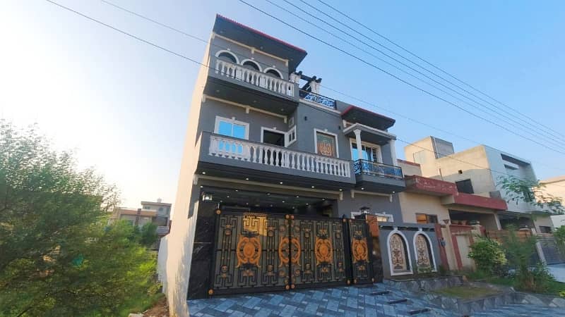 Prime Location LDA Avenue - Block J 10 Marla House Up For Sale 5