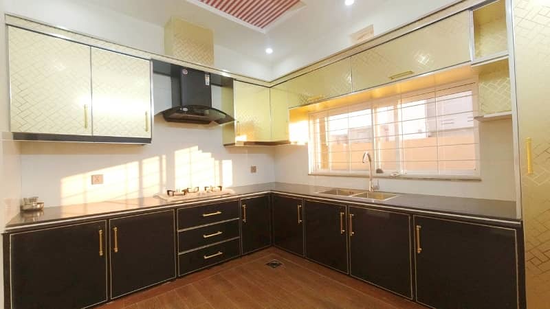 Prime Location LDA Avenue - Block J 10 Marla House Up For Sale 7