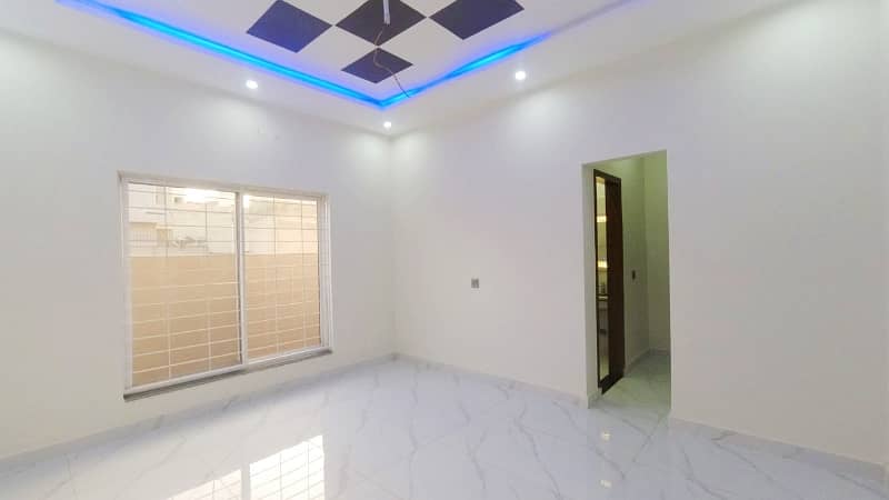 Prime Location LDA Avenue - Block J 10 Marla House Up For Sale 14