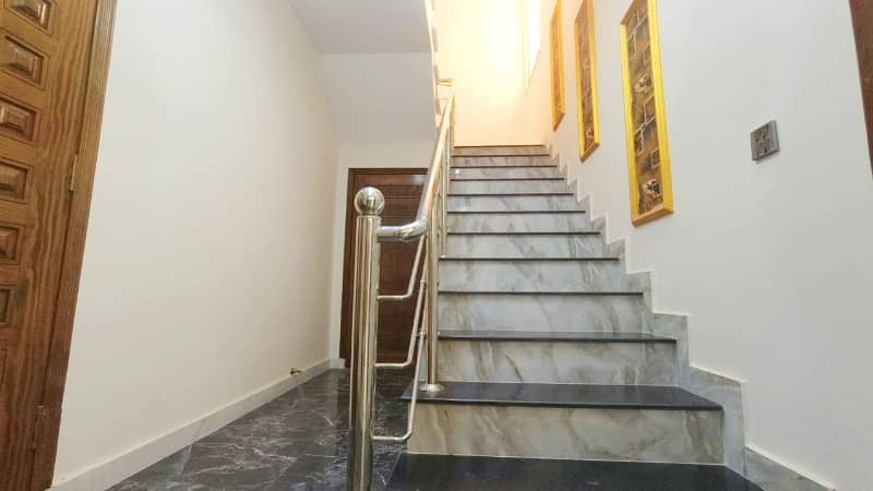 Prime Location LDA Avenue - Block J 10 Marla House Up For Sale 19