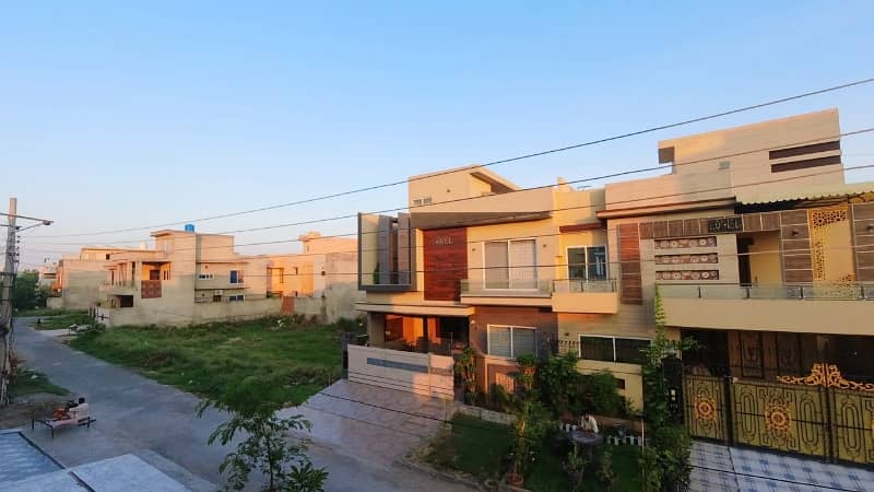 Prime Location LDA Avenue - Block J 10 Marla House Up For Sale 38