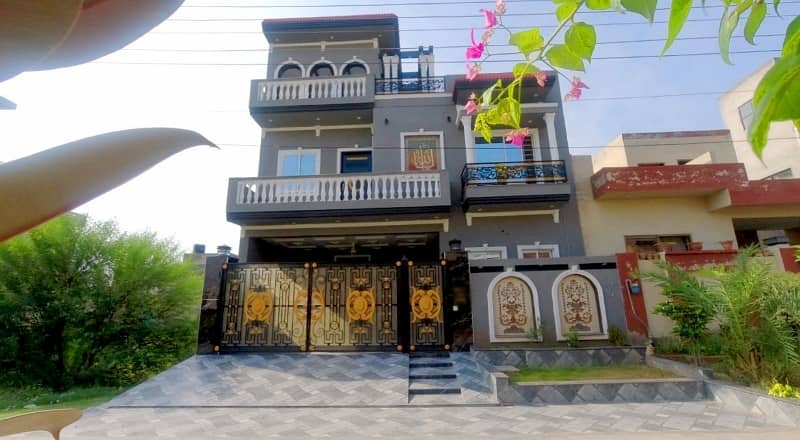 Unoccupied Prime Location House Of 10 Marla Is Available For sale In LDA Avenue 1