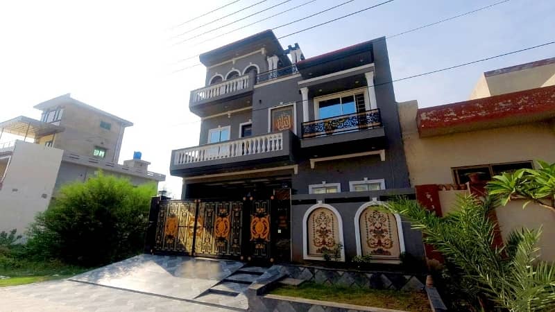 Unoccupied Prime Location House Of 10 Marla Is Available For sale In LDA Avenue 2