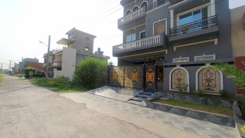 Unoccupied Prime Location House Of 10 Marla Is Available For sale In LDA Avenue 3