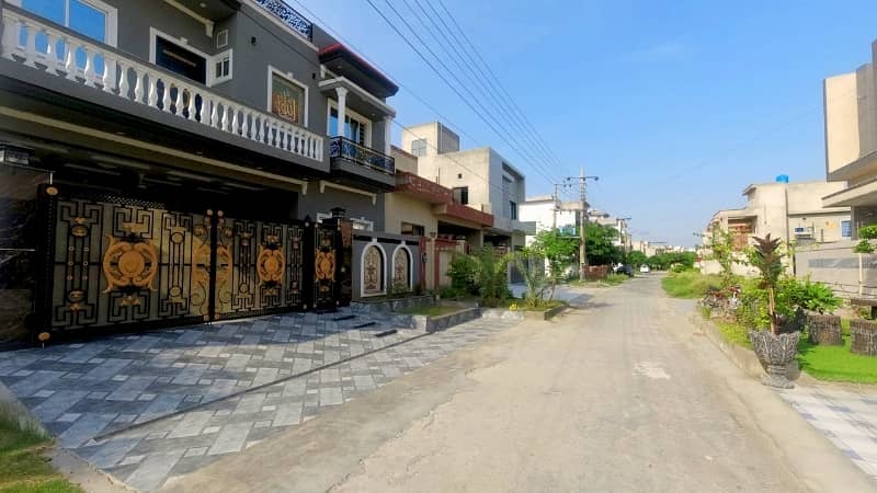 Unoccupied Prime Location House Of 10 Marla Is Available For sale In LDA Avenue 5