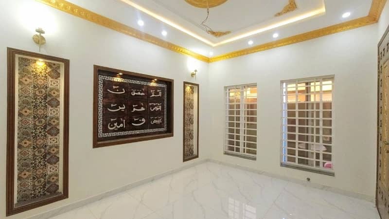 Unoccupied Prime Location House Of 10 Marla Is Available For sale In LDA Avenue 7