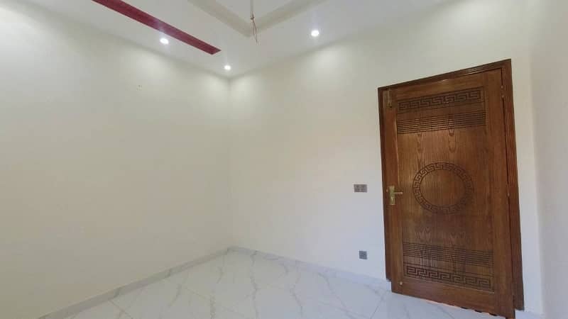 Unoccupied Prime Location House Of 10 Marla Is Available For sale In LDA Avenue 33