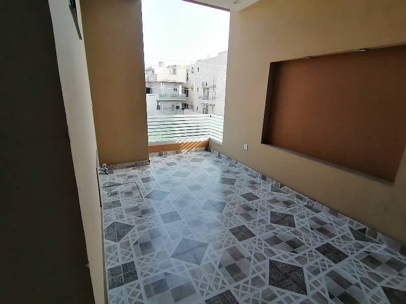 Stunning 10 Marla House In LDA Avenue - Block J Available 15