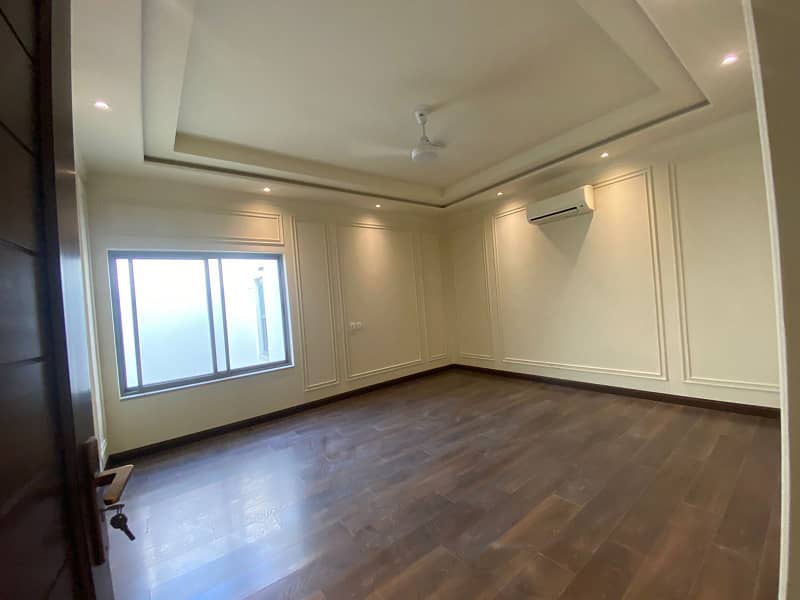 2 KANAL 13 MARLA BEAUTIFUL HOUSE FOR SALE AT THE PRIME LOCATION OF DHA PHASE 8. 4