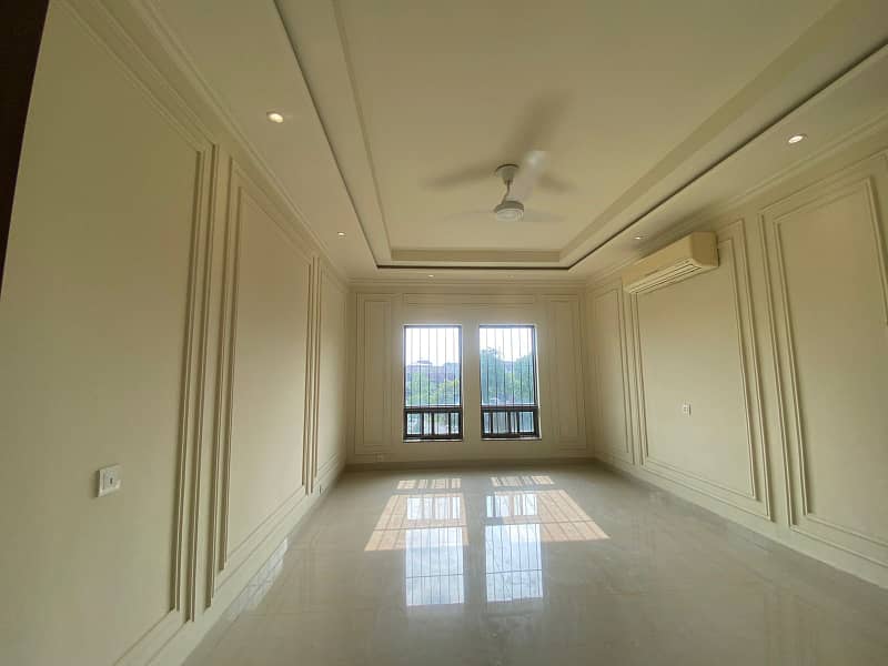 2 KANAL 13 MARLA BEAUTIFUL HOUSE FOR SALE AT THE PRIME LOCATION OF DHA PHASE 8. 5