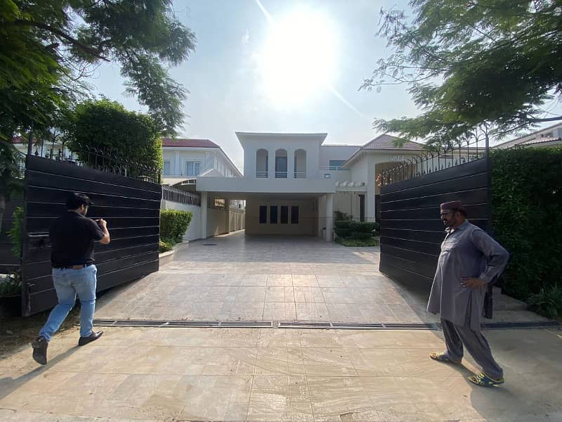 2 KANAL 13 MARLA BEAUTIFUL HOUSE FOR SALE AT THE PRIME LOCATION OF DHA PHASE 8. 14