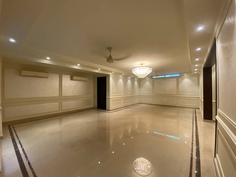 2 KANAL 13 MARLA BEAUTIFUL HOUSE FOR SALE AT THE PRIME LOCATION OF DHA PHASE 8. 21