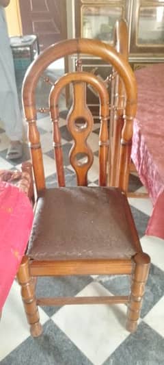 dining table with four chairs in a very good condition