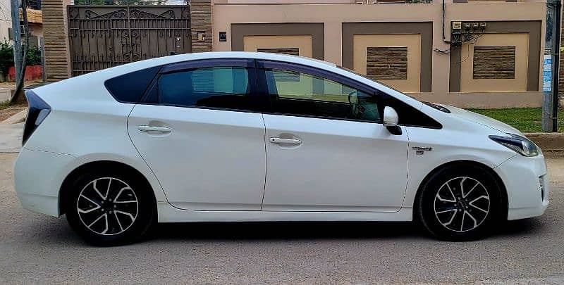 Toyota Prius 2013 model 2017 GS tom's 4