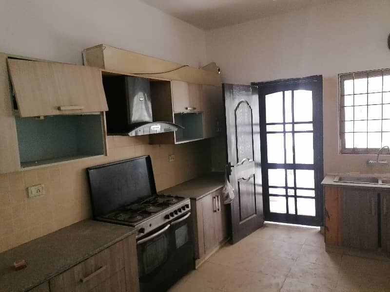 Spacious Flat Is Available In Askari 11 - Sector B For sale 8