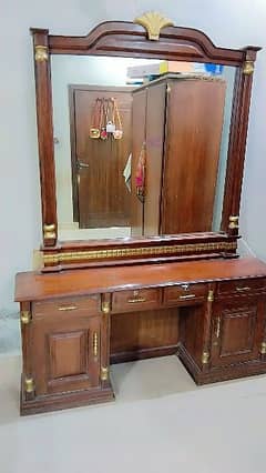 zaberdast dressing table of best quality wood in new condition.