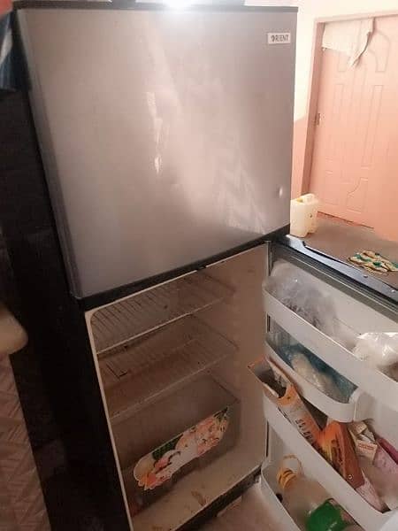 Refrigerator R600 ka compressor laga hoa he bijli km leta he lekage he 2