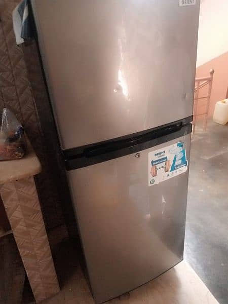 Refrigerator R600 ka compressor laga hoa he bijli km leta he lekage he 4