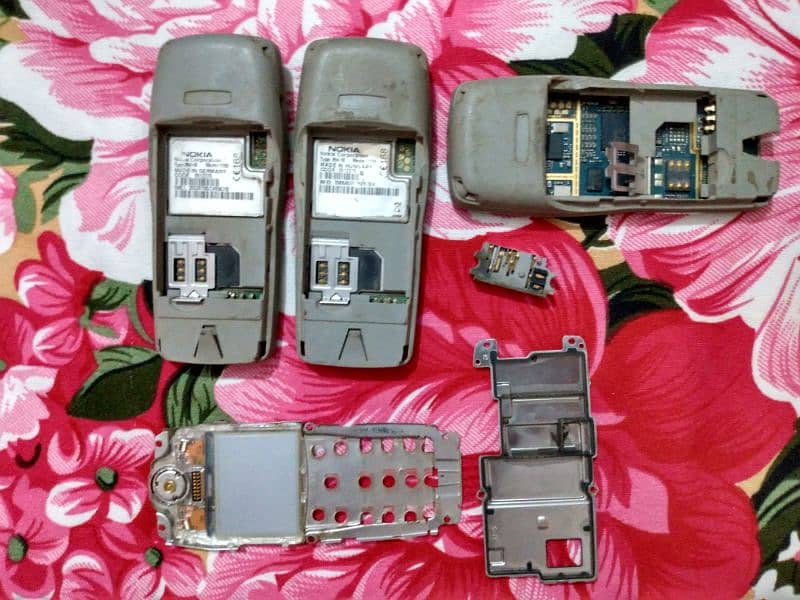 Nokia 1100 Dead 3pcs for parts. 1