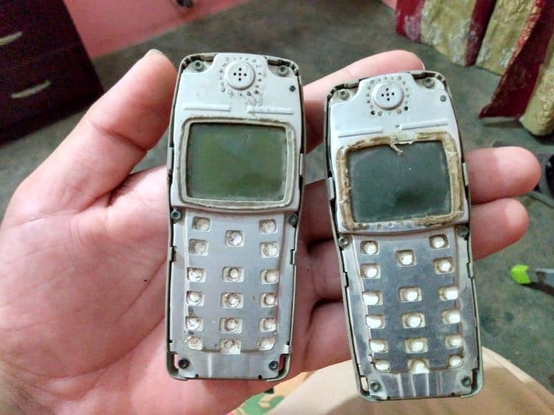 Nokia 1100 Dead 3pcs for parts. 2